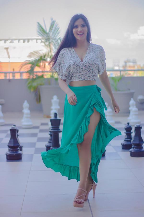 Wyndham Costa Del Sol Pucallpa Zewnętrze zdjęcie A woman wearing a wrap skirt
