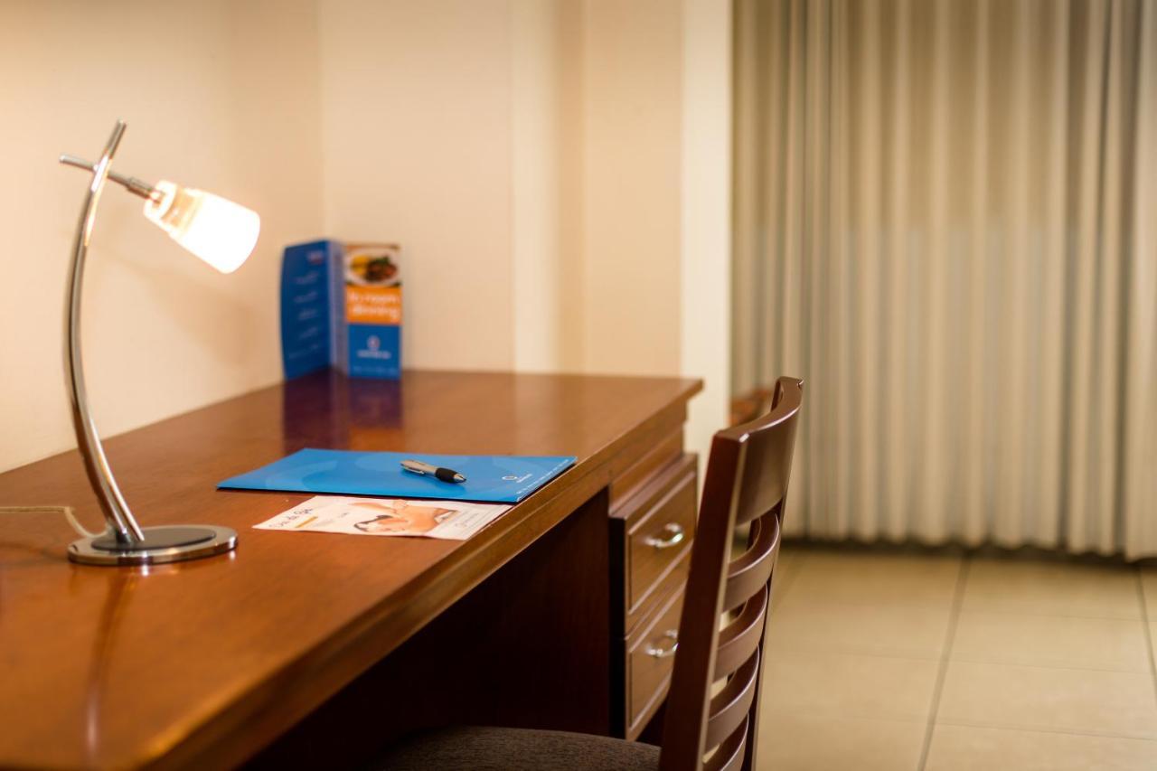 Wyndham Costa Del Sol Pucallpa Zewnętrze zdjęcie A desk in a hotel room